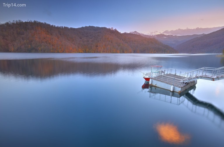 Hồ Goygol xinh đẹp gần Ganja © Lyokin / Shutterstock - Trip14.com