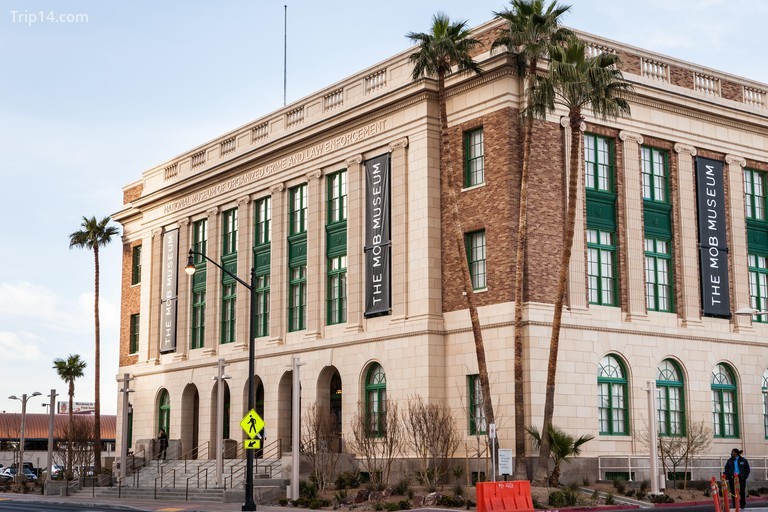 Khung cảnh bên ngoài của Bảo tàng Mob được mở tại một tòa án cũ ở Las Vegas vào ngày 14 tháng 2 năm 2012. Bảo tàng trị giá 42 triệu đô la có triển lãm về tội phạm có tổ chức ở Mỹ, nhấn mạnh vào vai trò của họ ở Las Vegas. - Trip14.com