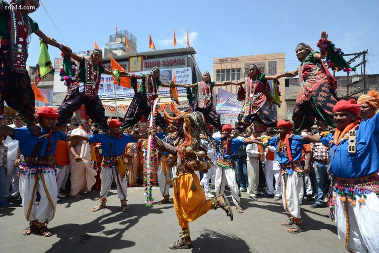Nghệ sĩ dân gian tham gia một đám rước do VHP  nhân dịp lễ hội Ram Navami. Các tín đồ đạo Hindu tổ chức lễ hội Ram Navami, kỷ niệm ngày sinh của Chúa Rama trên khắp Ấn Độ, cũng đánh dấu sự kết thúc của - Trip14.com