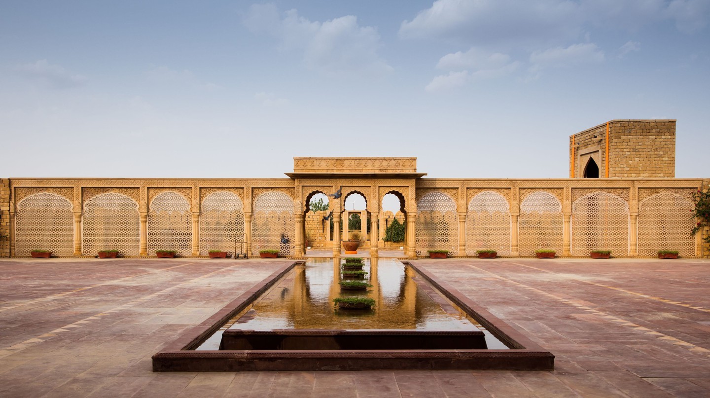 Khung cảnh tuyệt đẹp của Ấn Độ khiến nơi đây trở thành điểm đến tổ chức đám cưới chính, như kiến trúc Rajasthani vĩ đại của Suryagarh, Jaisalmer | Courtesy of Suryagarh, Jaisalmer / Expedia