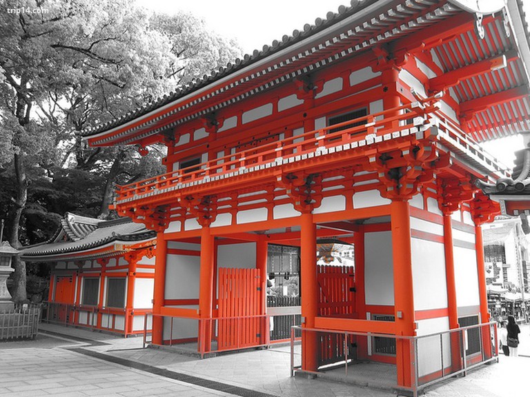 Cổng đền Vermillion tại Yasaka Jinja - Trip14.com