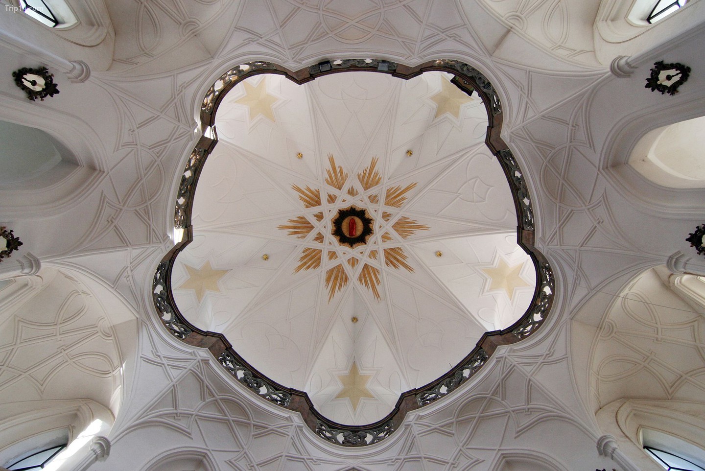 Mái vòm kiểu Baroque tại Nhà thờ Hành hương Thánh John of Nepomuk ở Zelena Hora