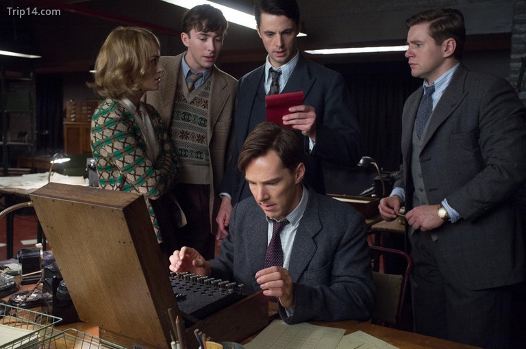 Benedict Cumberbatch trong vai nhà khoa học máy tính Alan Turing trong Trò chơi bắt chước 2014