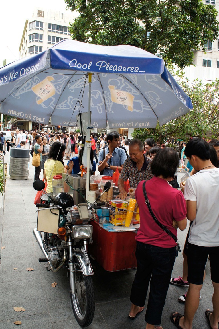 người bán kem vào một ngày nóng nực tại đường Orchard, Singapore - Trip14.com