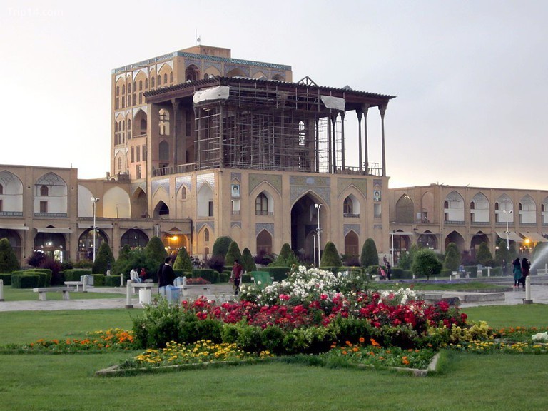 Cung điện Ali Qapu là một trong những địa điểm của Quảng trường Naqsh-e Jahan vĩ đại |  