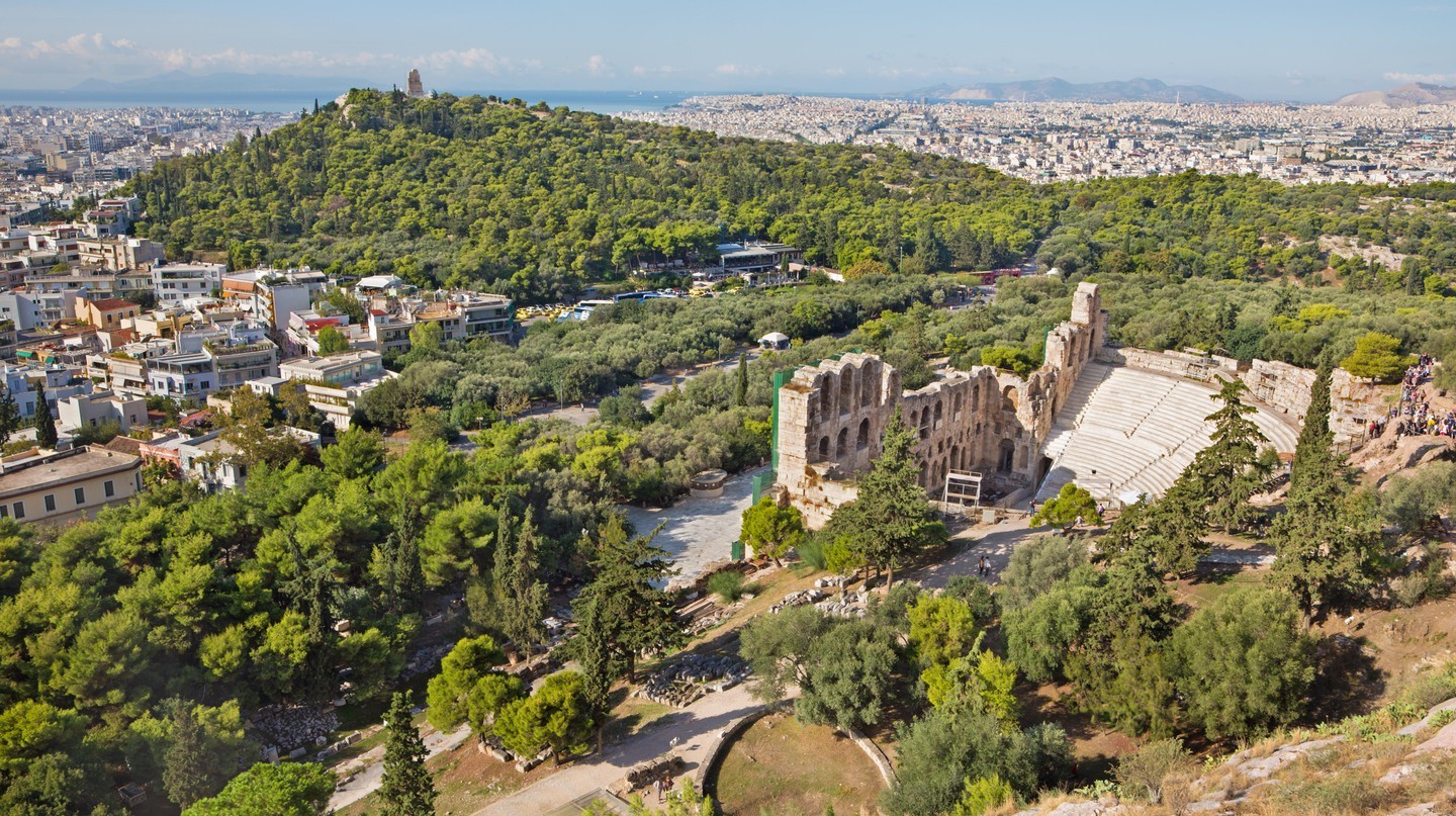 Odeon of Herodes Atticus (còn được gọi là Herodeon) là một trong nhiều thú vui của Athens