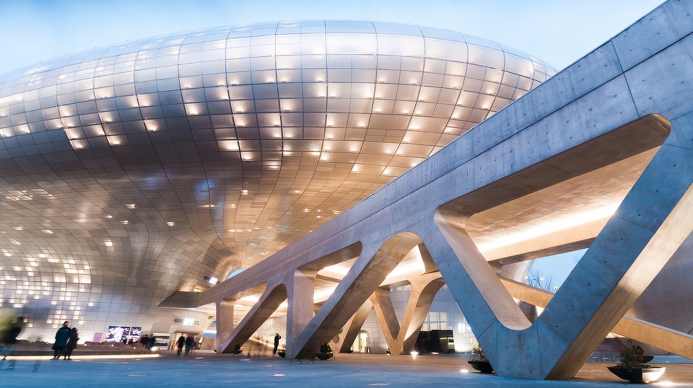 Dongdaemun Design Plaza vào ban đêm, Tòa nhà được thiết kế bởi Zaha Hadid và Samoo | © T.Dallas / Shutterstock