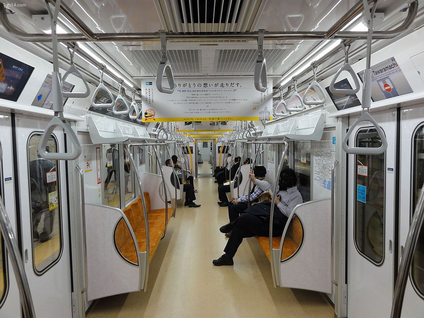 Khung cảnh vắng vẻ của tàu điện ngầm Tokyo 