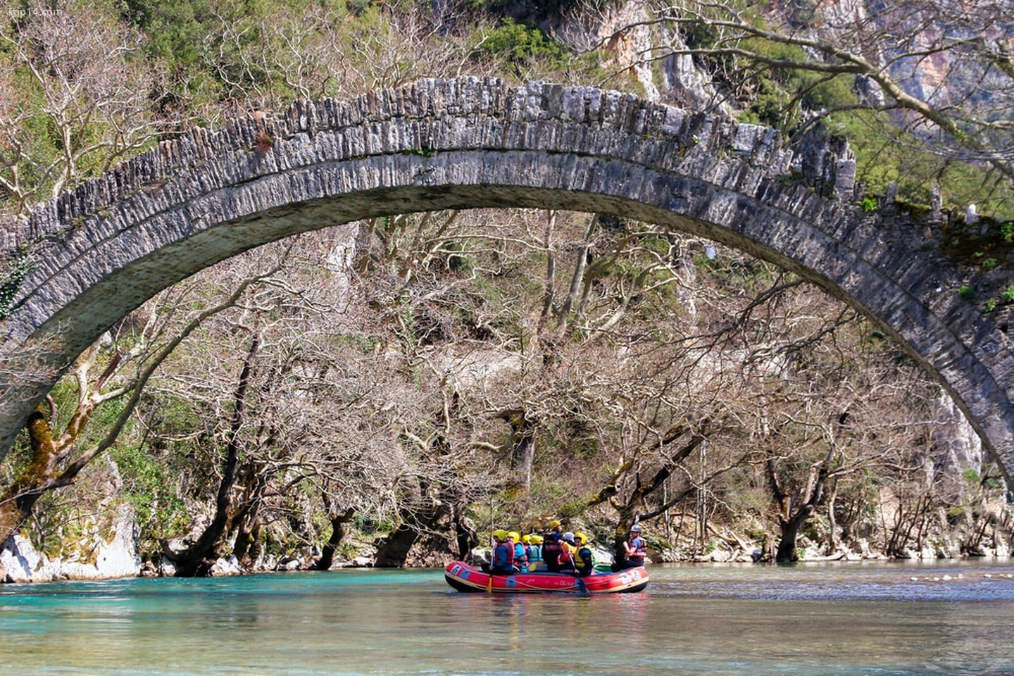  Đi bè ở sông Voidomatis, Epirus, Hy Lạp, dưới một cây cầu đá cũ   |   