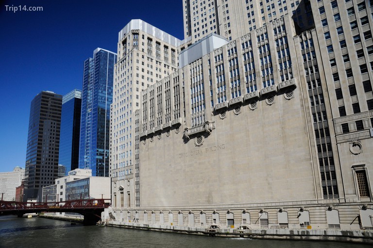Tòa nhà Civic Opera nhìn ra sông Chicago