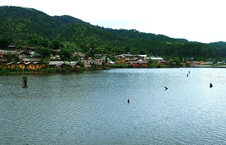 Hồ nước tuyệt đẹp ở làng Rak Thai (còn được gọi là (Maw Aw Aw) nép mình trong những ngọn núi ở tỉnh Mae Hong Son ở biên giới Myanmar.