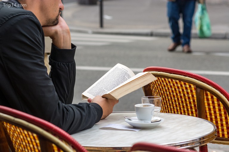 Đọc trên sân thượng quán cà phê ở Paris 
