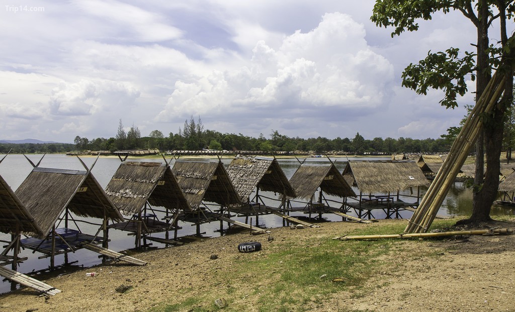 Những túp lều tre ở hồ Huay Tung Tao 