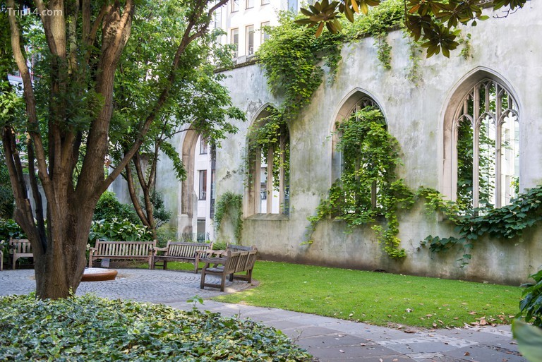 St Dunstan ẩn một khu vườn đổ nát lãng mạn © David Lichtneker / Alamy Kho ảnh