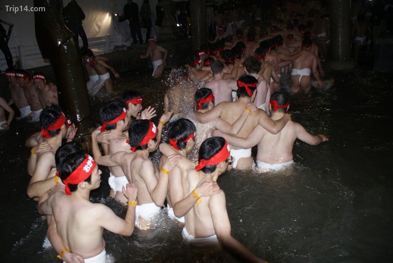 Đi xuống hồ bơi tại Lễ hội khỏa thân tại Saidai-ji © Jere Samuli Perttula / Flickr
