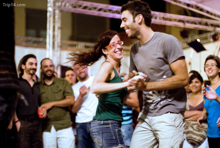Mọi người nhảy múa ở Gràcia