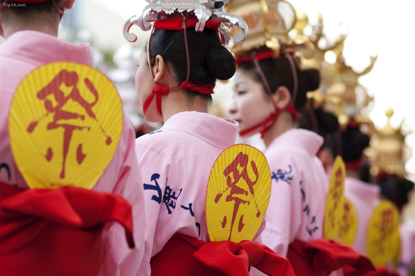 Ở trung tâm tỉnh Kumamoto của Kyushu, Lễ hội đèn lồng Yamaga hàng năm có các điệu múa truyền thống và những chiếc đèn lồng giấy đẹp của Nhật Bản 