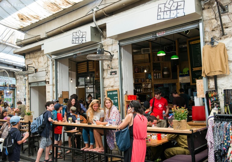 Giới trẻ ngồi trong các nhà hàng và quán bar nổi tiếng ở chợ Machane Yehuda ở Jerusalem. - Trip14.com