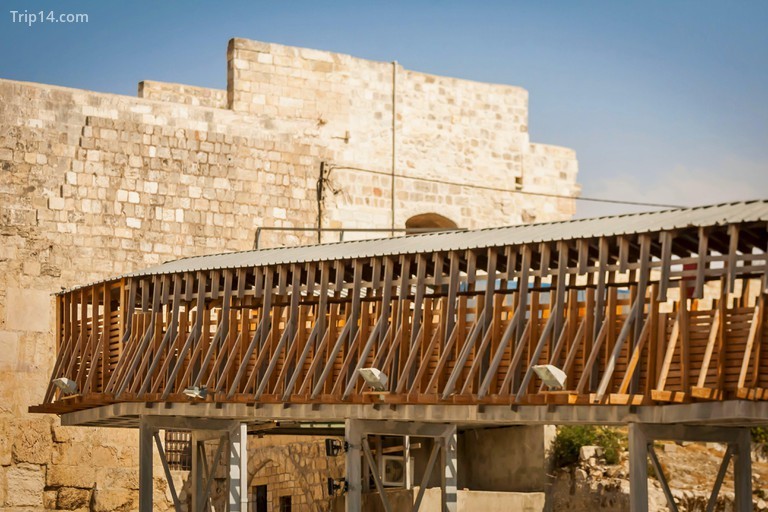 THÀNH PHỐ JERUSALEM, ISRAEL. Ngày 15 tháng 9 năm 2017. Cầu Mughrabi, cây cầu gỗ nối quảng trường Western Wall với Cổng Mughrabi, Đền Núi. - Trip14.com