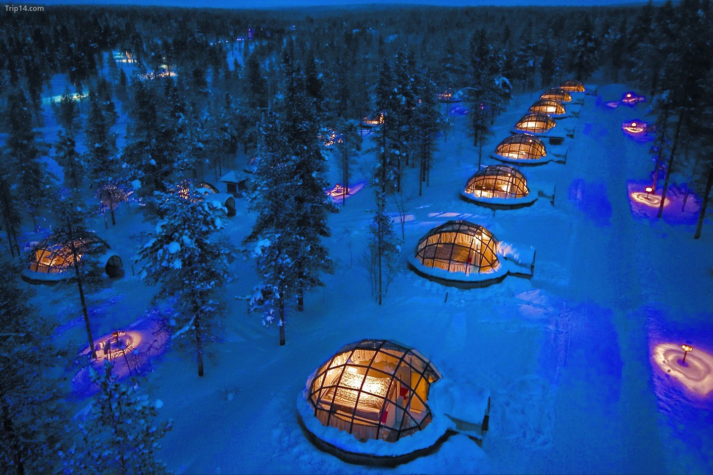 Ngắm Bắc Cực quang trong lều tuyết có mái che bằng kính ở Saariselka