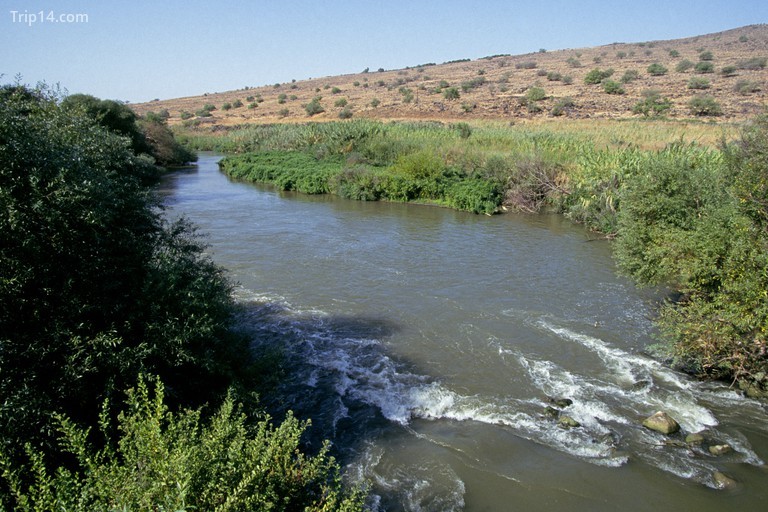Một cái nhìn của sông Jordan khi nó chảy qua sa mạc ở Israel. - Trip14.com