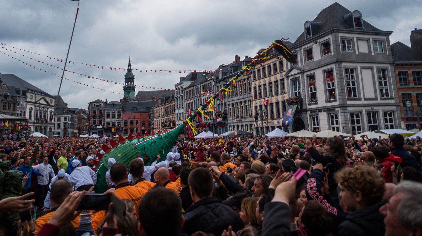 Những nghi lễ truyền thống lạ của người Bỉ