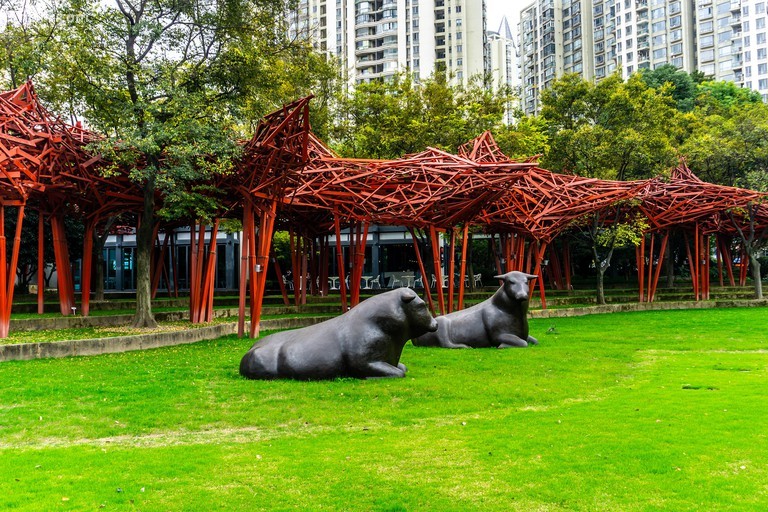 Hai con bò đen ngồi trên cỏ, Công viên điêu khắc Jingan Thượng Hải - Trip14.com