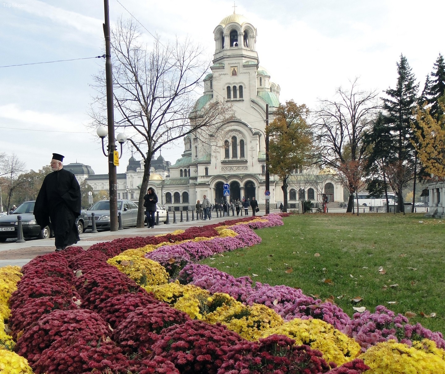 Hoa nở trước nhà thờ St Alexander Nevski ở Sofia
