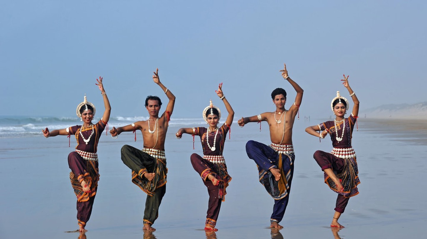 Một nhóm vũ công biểu diễn Odissi, một trong những hình thức khiêu vũ cổ điển của Ấn Độ | © Majority World / REX / Shutterstock