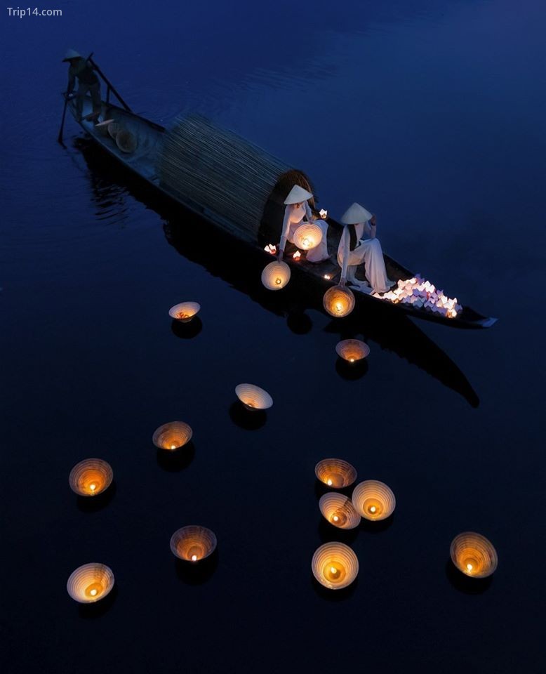Thả đèn nón trên sông
