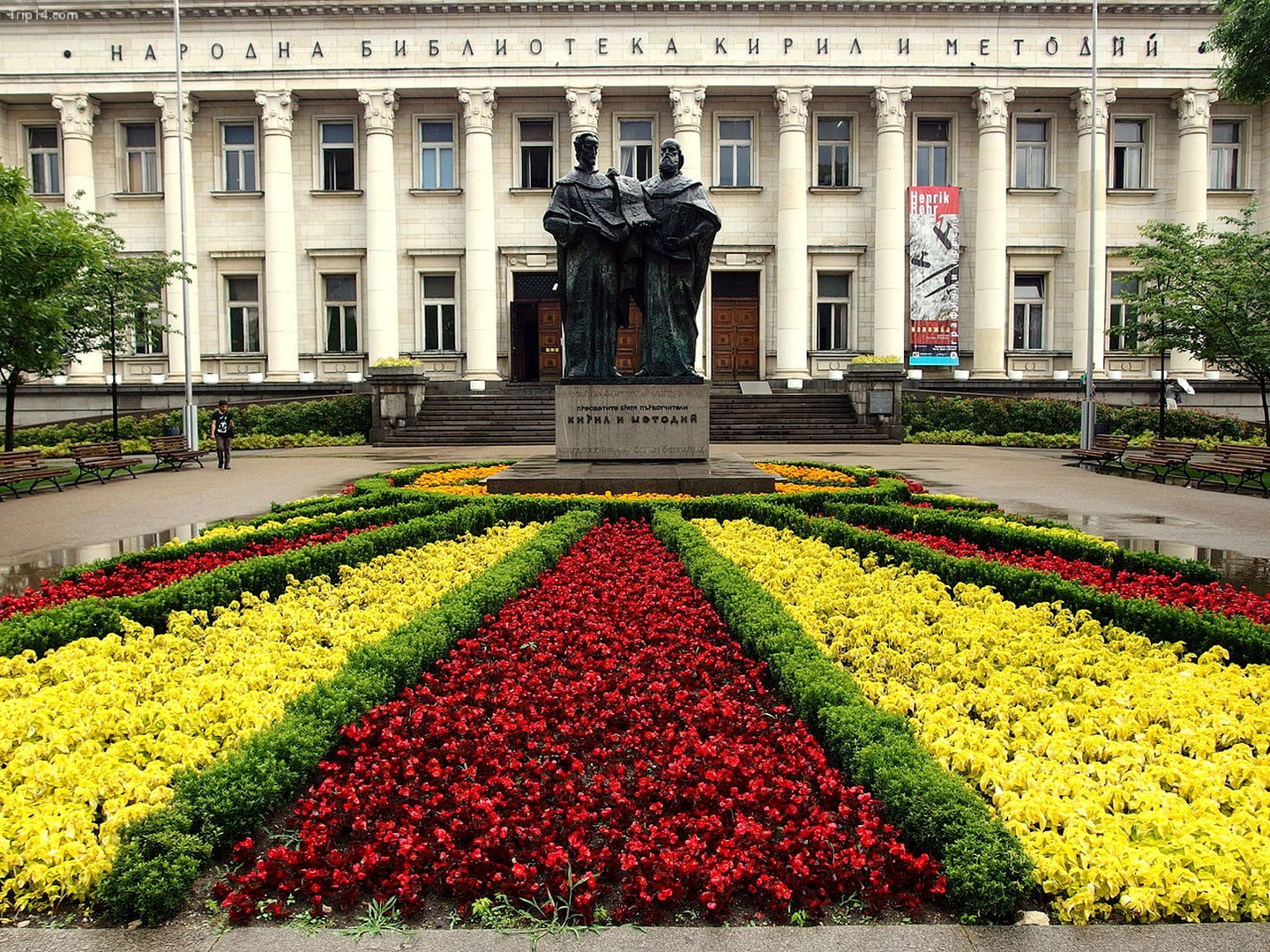Thảm hoa trước Thư viện Quốc gia ở Sofia 