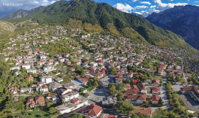 Nhìn từ trên không của thị trấn Konitsa, Núi Tymfi, Zagori, Epirus, Hy Lạp