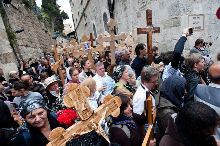Những người hành hương Kitô giáo chính thống kỷ niệm con đường Chúa Giêsu vác thập giá của mình vào ngày bị đóng đinh dọc theo Via Dolorosa ở Jerusalem© Ryan Rodrick Beiler / Shutterstock - Trip14.com
