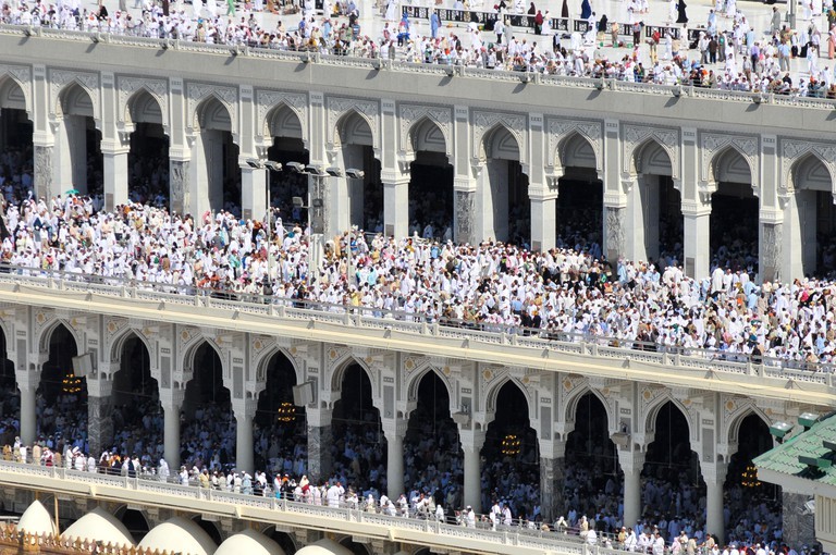 Hàng ngàn người Hồi giáo hajj đi bộ ngược chiều kim đồng hồ quanh Thánh Kaaba ở Al-Masjid al Haram ở Mecca, al-Hejaz, Ả Rập Saudi. - Trip14.com