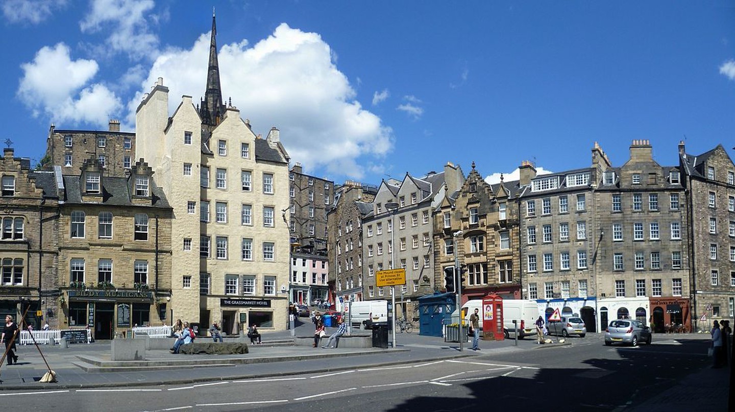 Khám phá lịch sử thú vị về chợ Cỏ ở Edinburgh