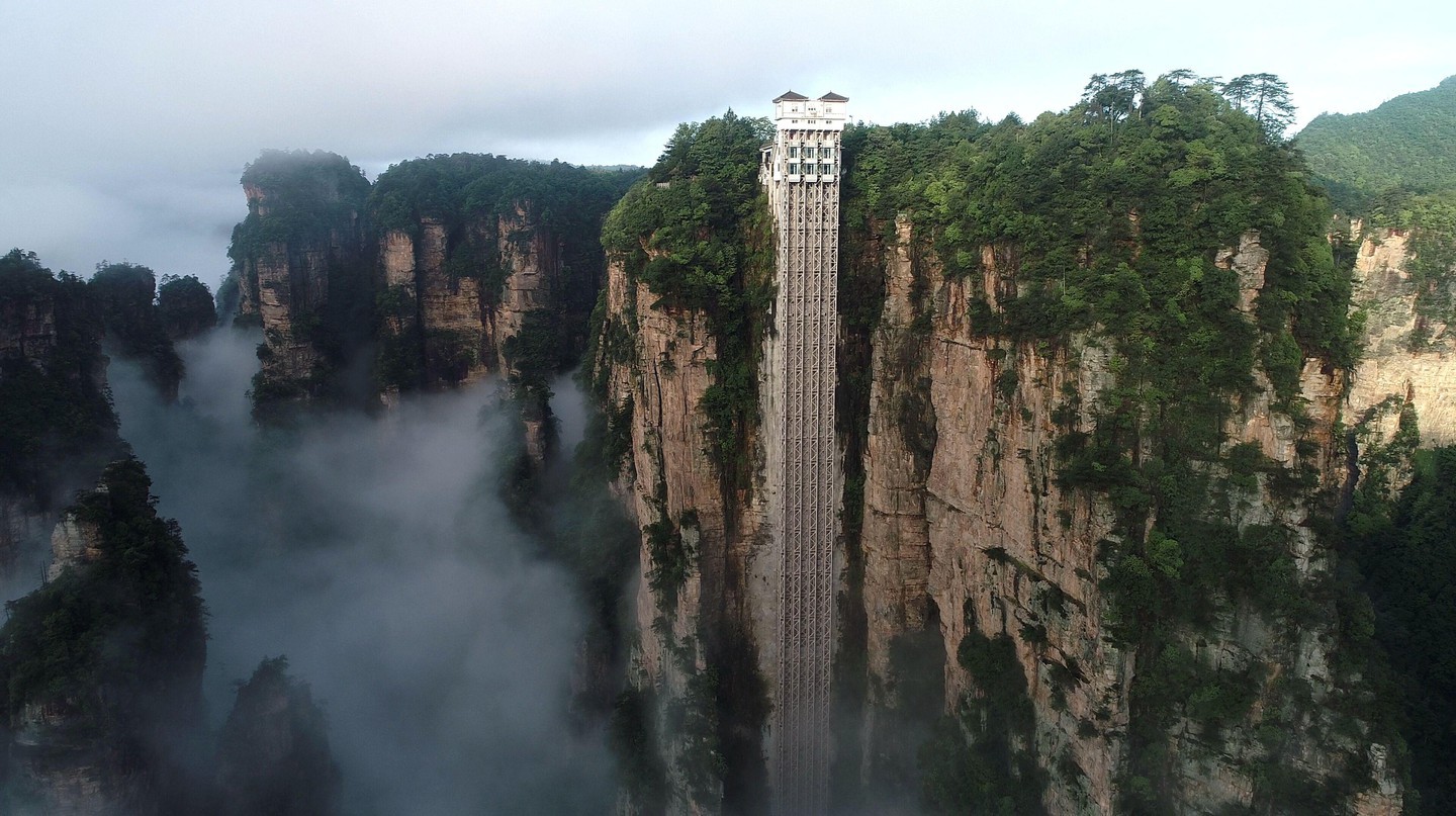 Thang máy Bailong ở Hồ Nam, Trung Quốc. Đây là thang máy ngoài trời cao nhất thế giới.