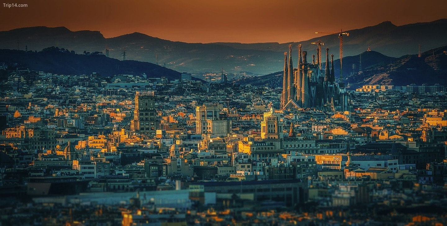  Sagrada Família là một phần cảnh quan của Barcelona   |   