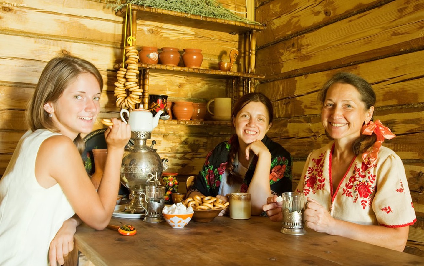 Ba người phụ nữ uống trà trong một không gian đậm chất Nga