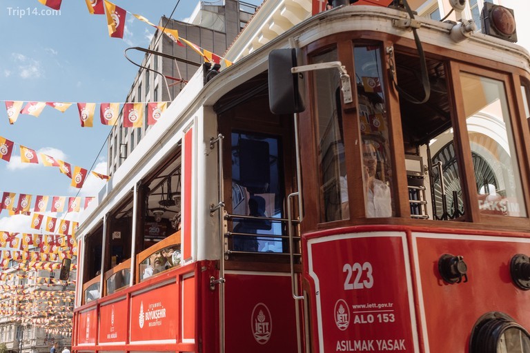 Tàu điện màu đỏ trên đường İstiklal Caddesi, Istanbul, Thổ Nhĩ Kỳ