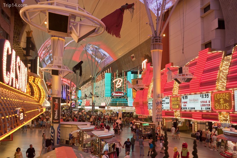 Hoa Kỳ, Hoa Kỳ, Mỹ, Nevada, Las Vegas, Thành phố, Phố Freemont, Dấu hiệu neon, sòng bạc, đầy màu sắc, màu sắc, đông đúc, trung tâm thành phố - Trip14.com
