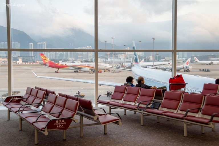 Hành khách chờ chuyến bay của họ tại sân bay Hồng Kông - Trip14.com