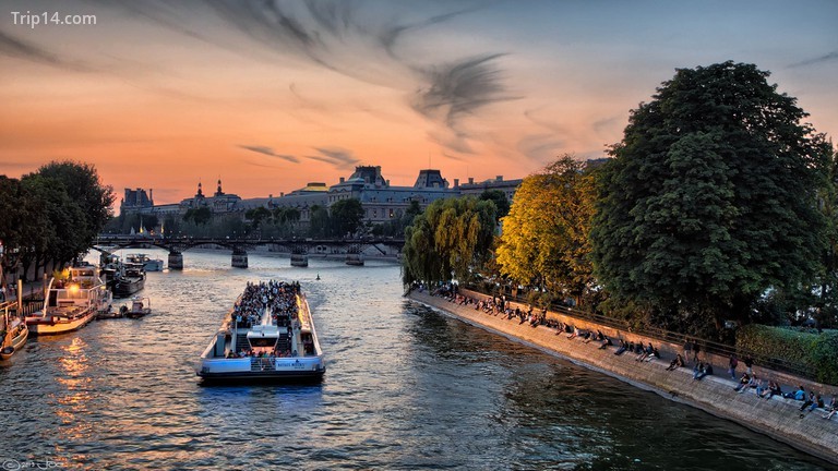 Bateaux Mouches trên sông Seine, Paris │ © Joe deSousa / Flickr - Trip14.com