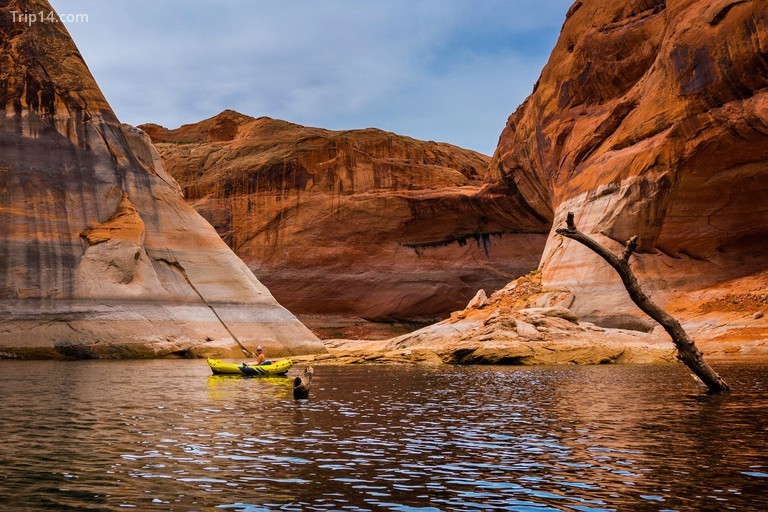 Cô gái Kayaker khám phá hồ nước xinh đẹp Powell Utah-Arizona USA - Trip14.com