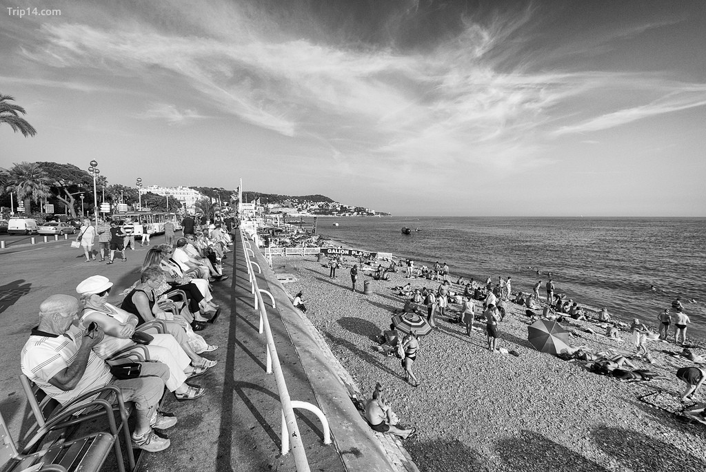 Promenade des Anglais là một nơi tuyệt vời để ngắm thành phố Nice