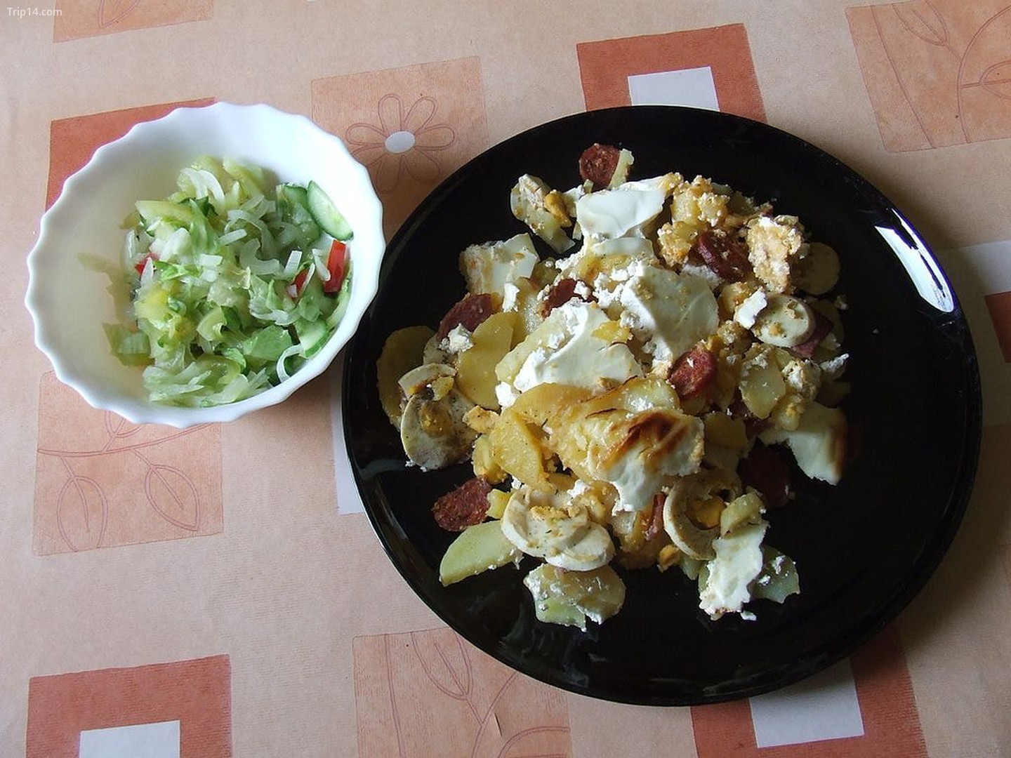  Khoai tây nhiều lớp kiểu Hungary với salad dưa chuột   |   