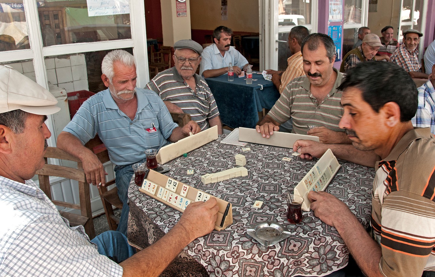 Những người đàn ông tụ tập tại quán cà phê và trà Silifke ở miền nam Thổ Nhĩ Kỳ 