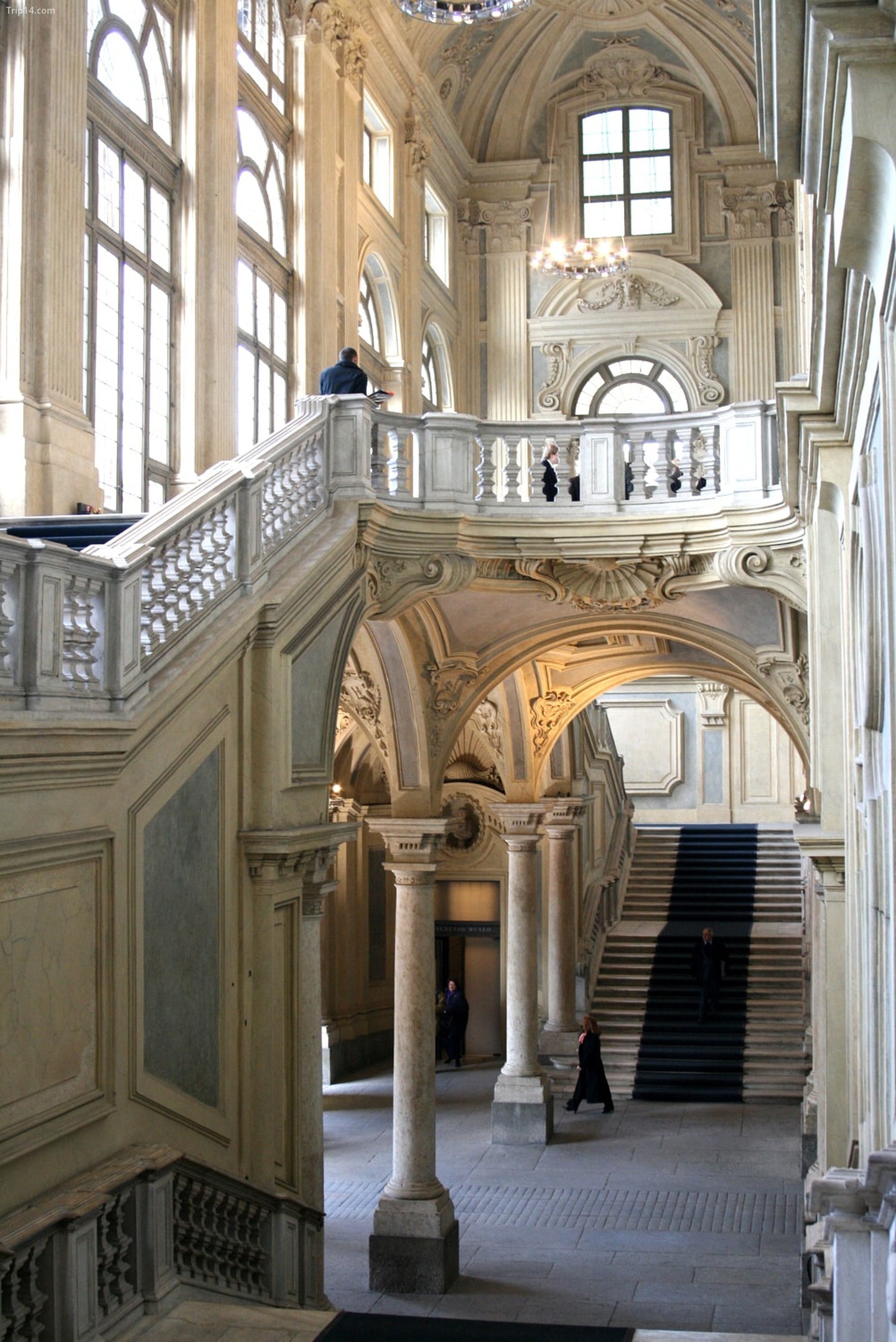  Cầu thang của Filippo Juvarra bên trong Palazzo Madama   |   WikiCommons 