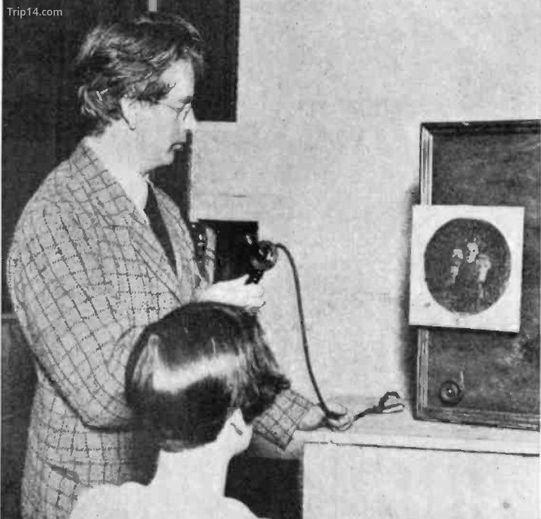 John Logie Baird trình diễn máy thu truyền hình của mình vào năm 1926 