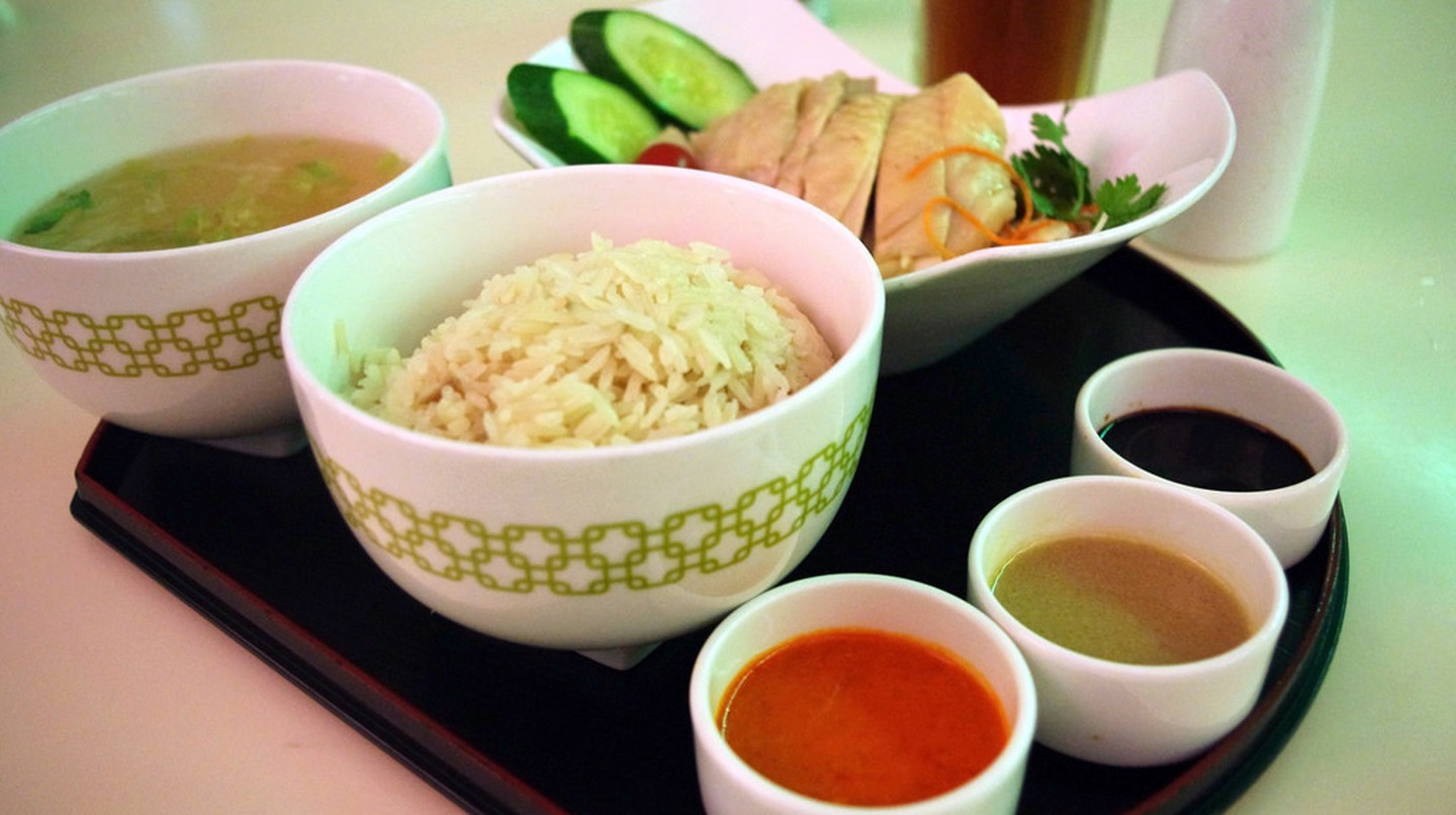 Tìm hiểu món cơm gà Hải Nam, món ăn quốc gia của Singapore
