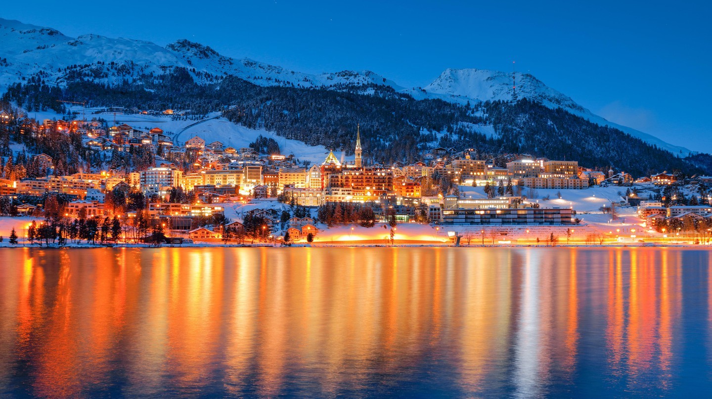Khung cảnh của St Moritz bên kia hồ tuyệt đẹp bất kể ngày hay đêm | © blickwinkel / Alamy Stock Photo